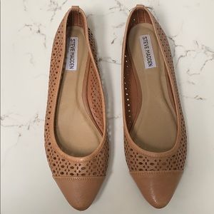Leather tan pointed toe flat shoe